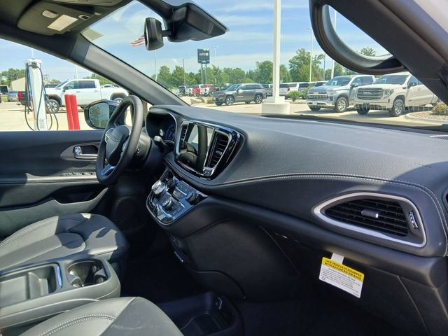 New 2027 Chrysler Pacifica Select FWD image 15