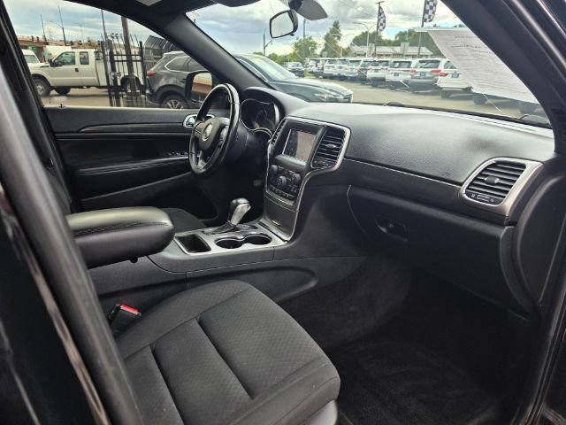 Used 2018 Jeep Grand Cherokee Laredo AWD/4WD image 11