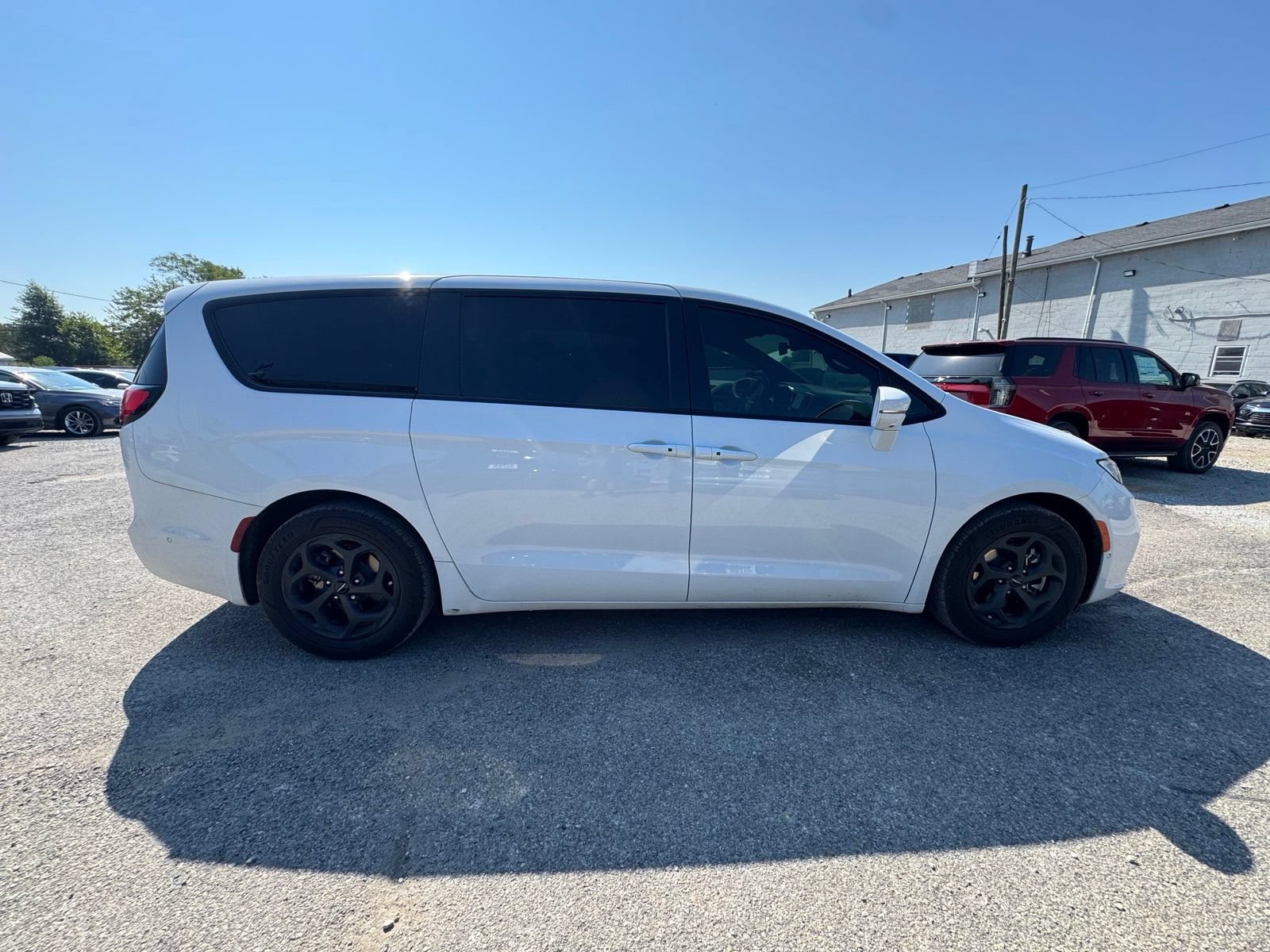 Used 2022 Chrysler Pacifica Limited w/ Uconnect Theater Family Group FWD image 7