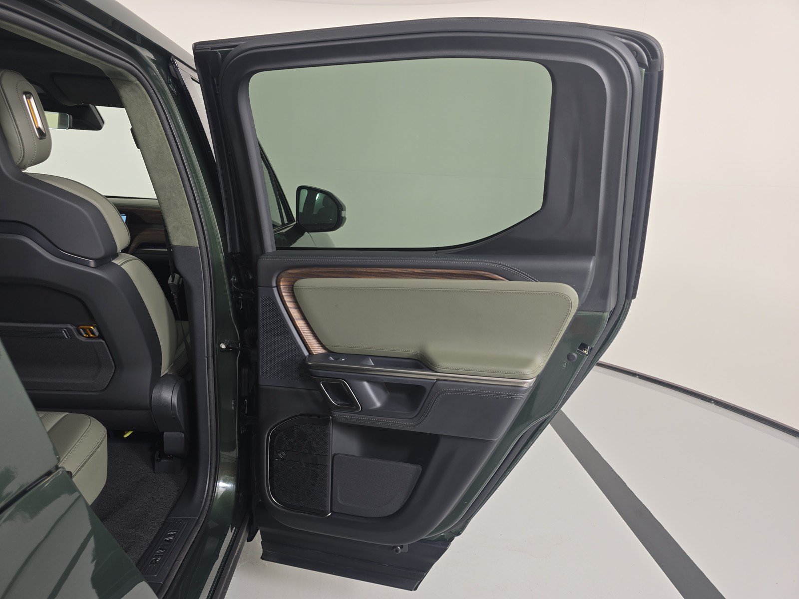 Used 2023 Rivian R1T Adventure AWD/4WD image 19
