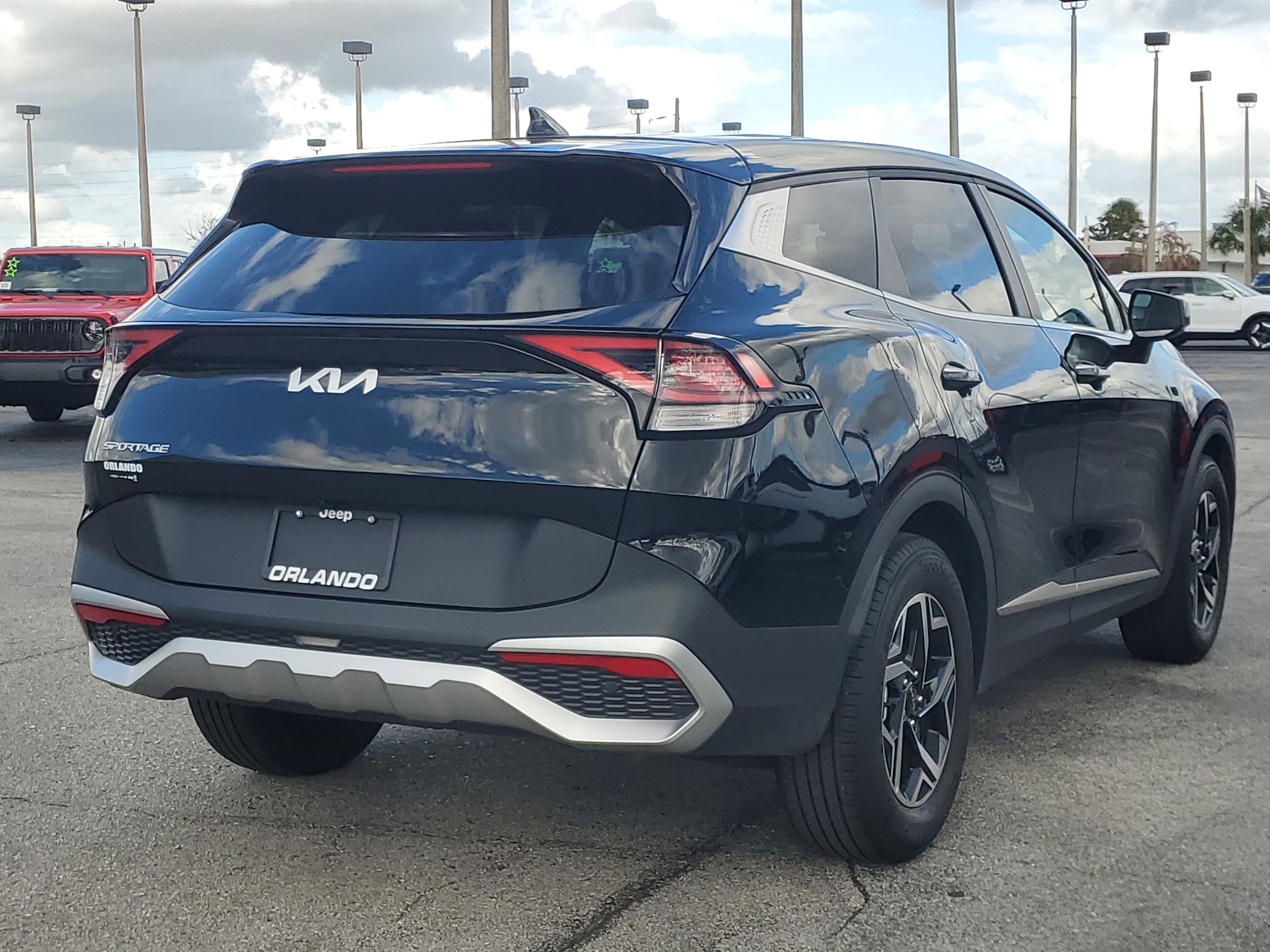 Used 2025 Kia Sportage LX image 7