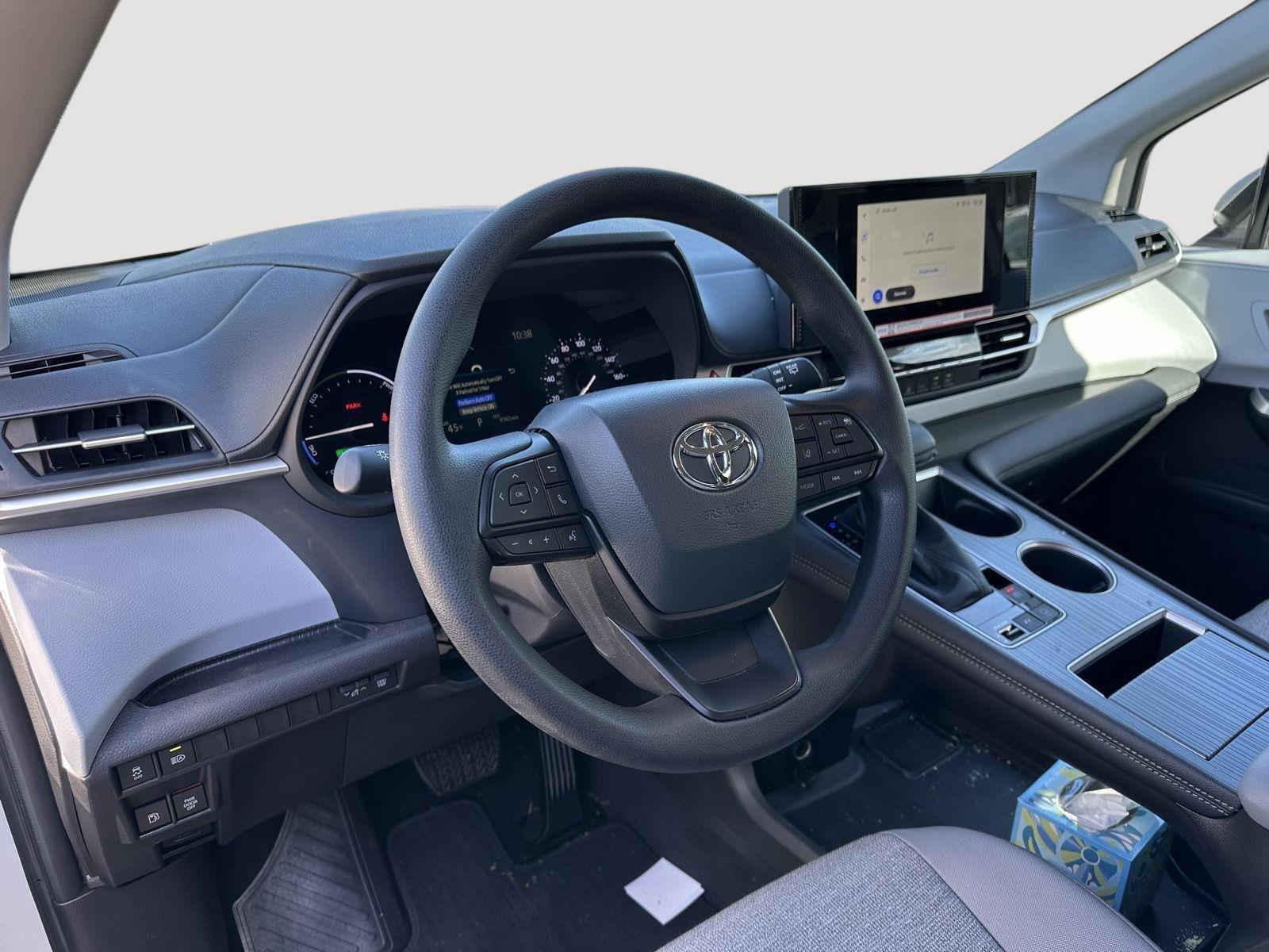 Used 2025 Toyota Sienna LE w/ LE Plus Package image 11