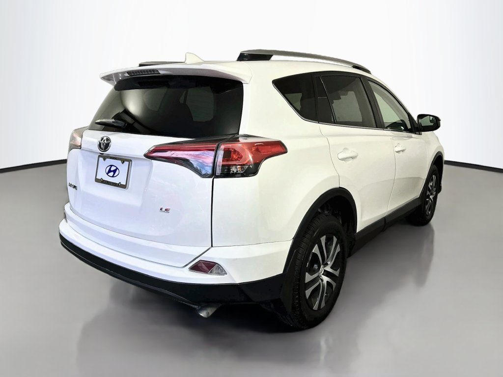 Used 2018 Toyota RAV4 LE FWD image 5