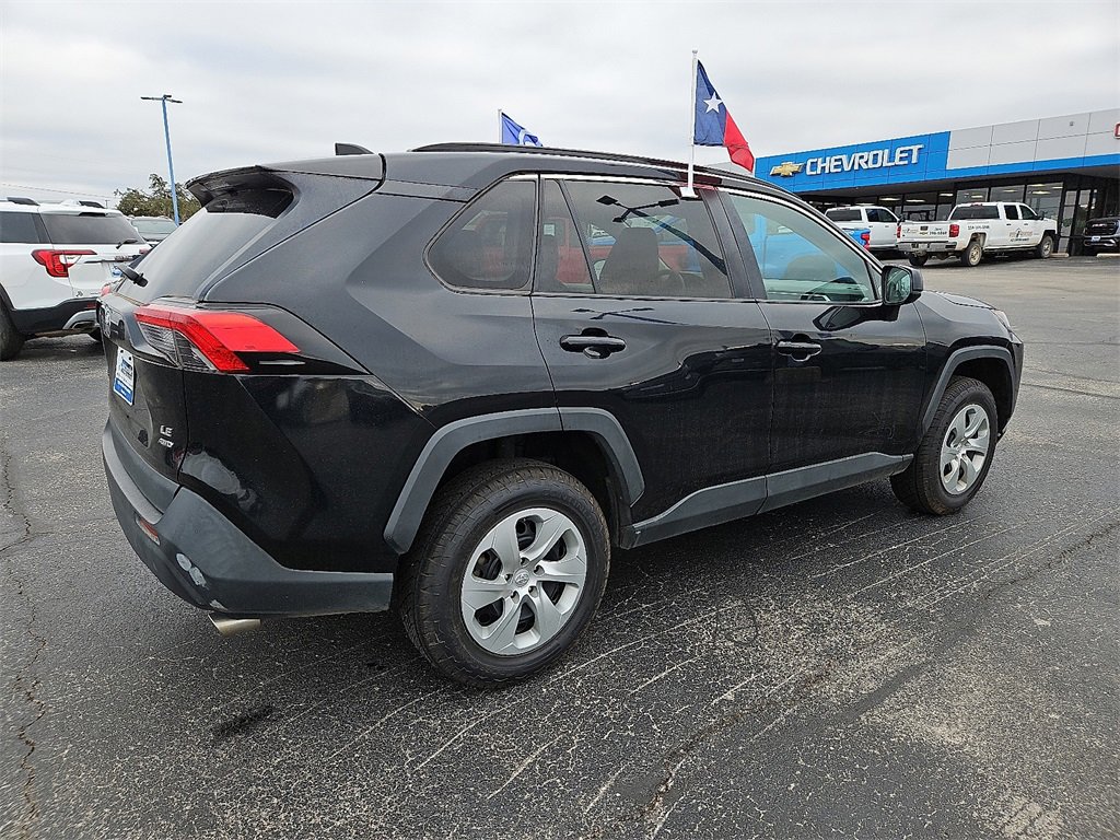 Used 2021 Toyota RAV4 LE image 7