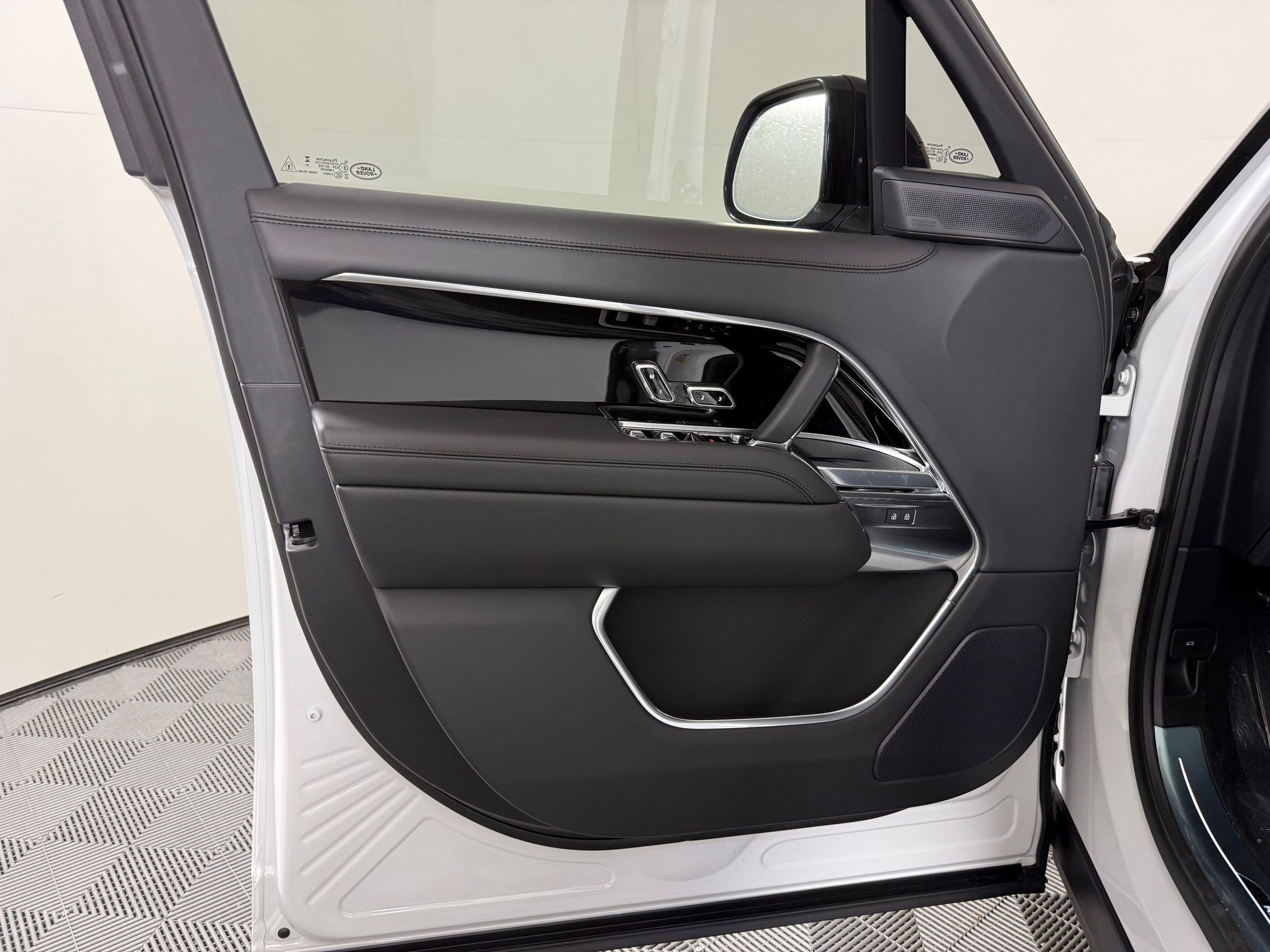 New 2026 Land Rover Range Rover Long Wheelbase SE AWD/4WD image 19