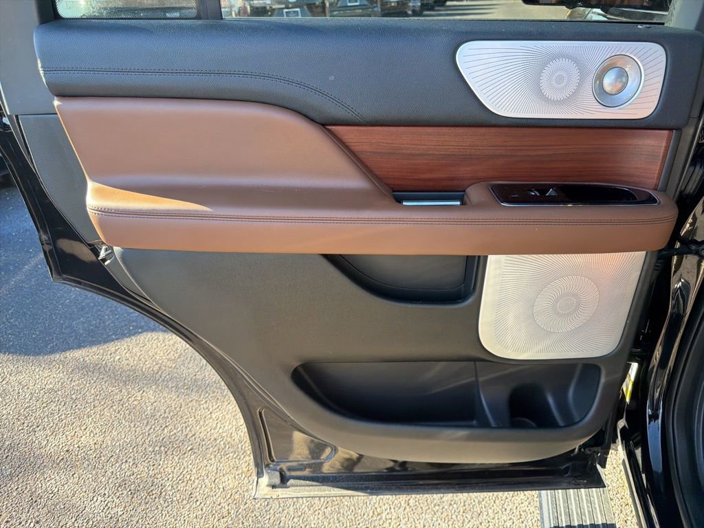 Used 2022 Lincoln Navigator Reserve image 17