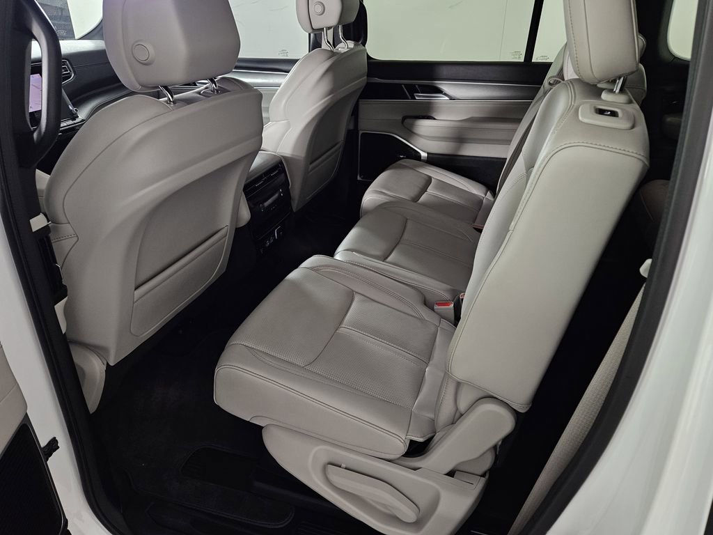 Used 2025 Jeep Wagoneer 2WD image 27