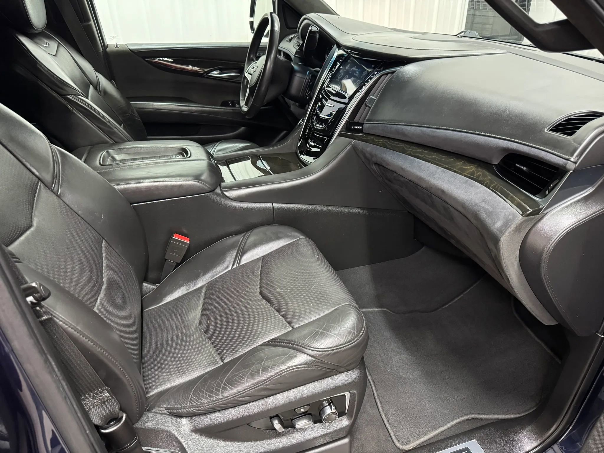 Used 2018 Cadillac Escalade Platinum AWD/4WD image 16