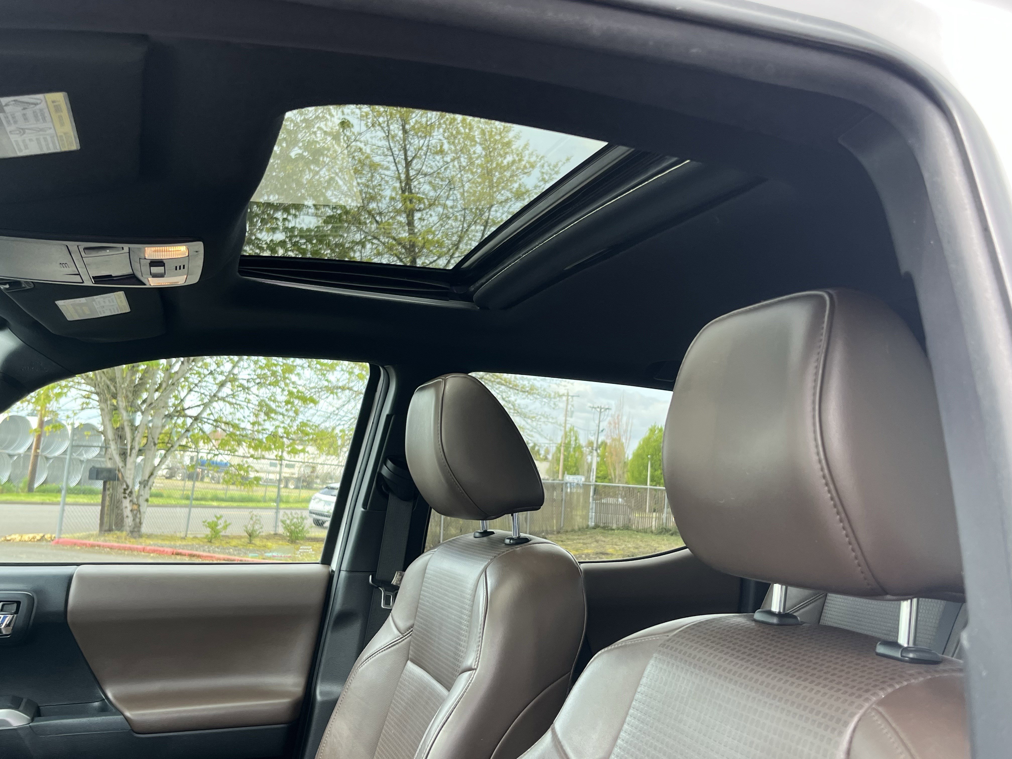 Used 2016 Toyota Tacoma Limited w/ Towing Package RWD image 17