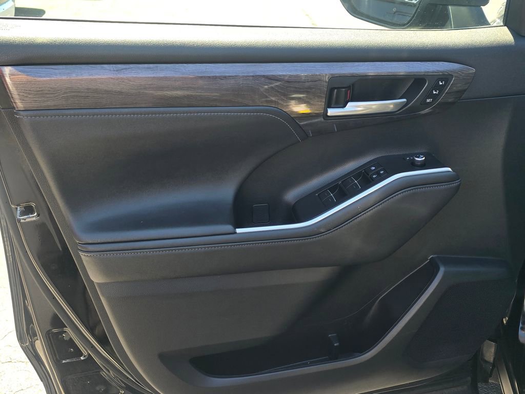 Used 2023 Toyota Highlander Platinum AWD/4WD image 18