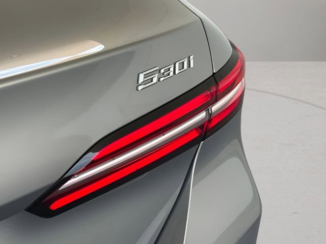 Used 2025 BMW 530i w/ Premium Package image 9