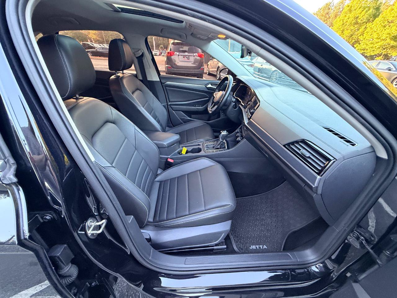 Used 2022 Volkswagen Jetta SE w/ Panoramic Sunroof Package FWD image 15