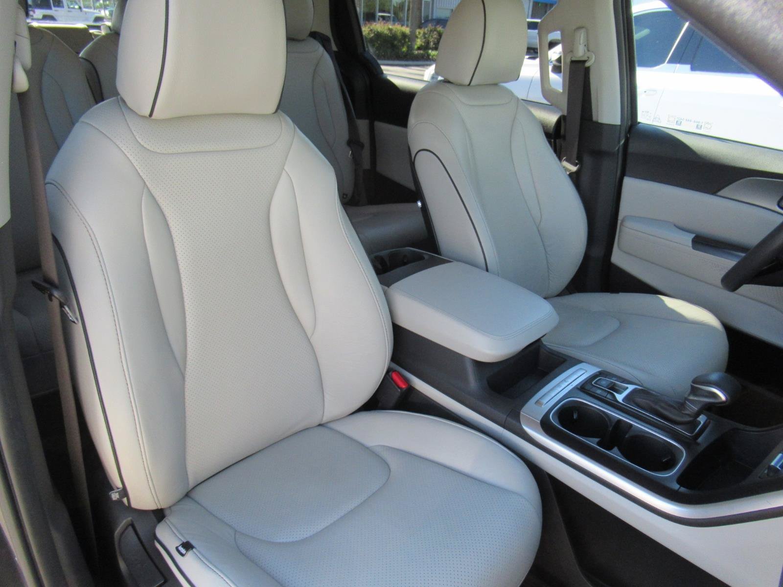 Used 2022 Kia Carnival LX FWD image 10