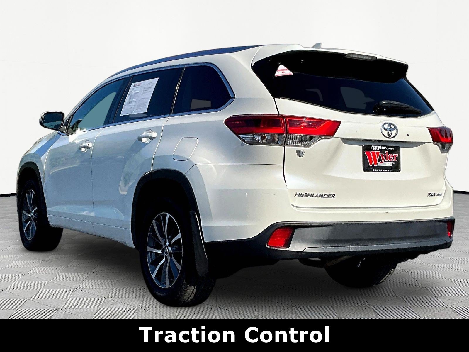 Used 2018 Toyota Highlander XLE AWD/4WD image 4