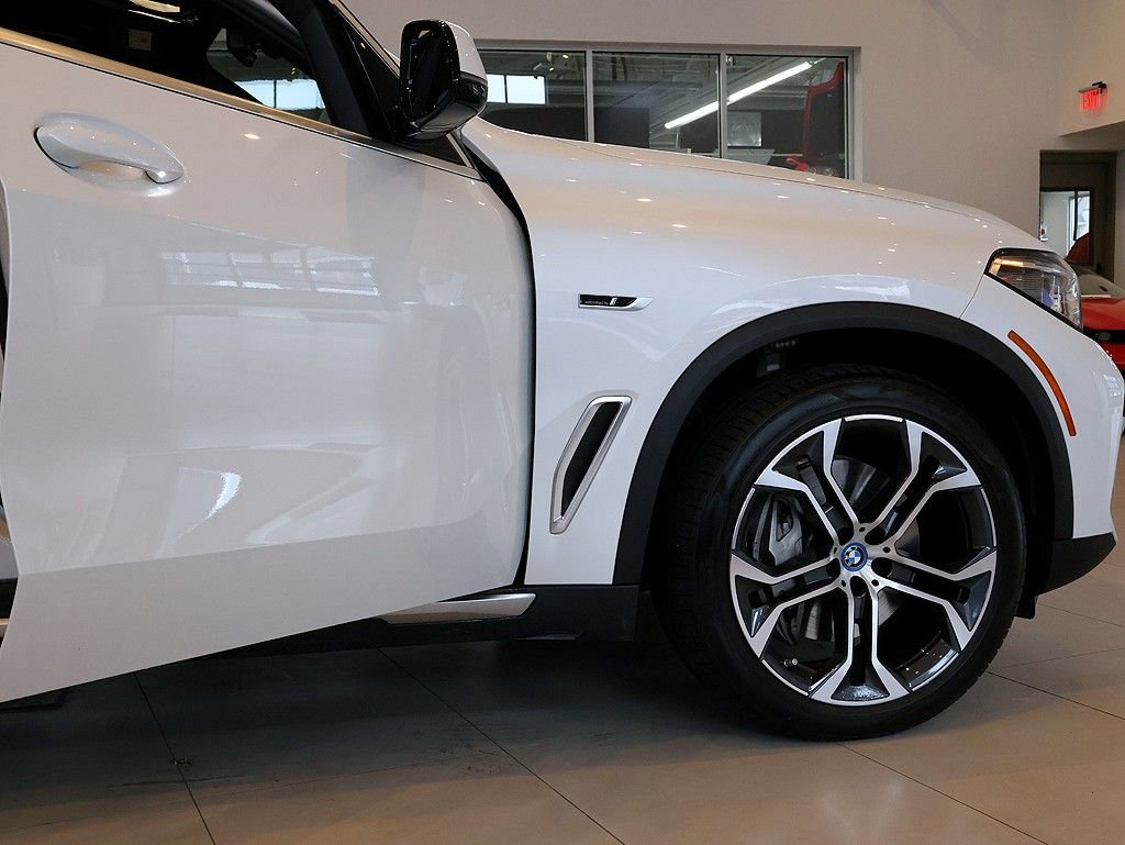 Used 2023 BMW X5 xDrive45e w/ Executive Package image 40