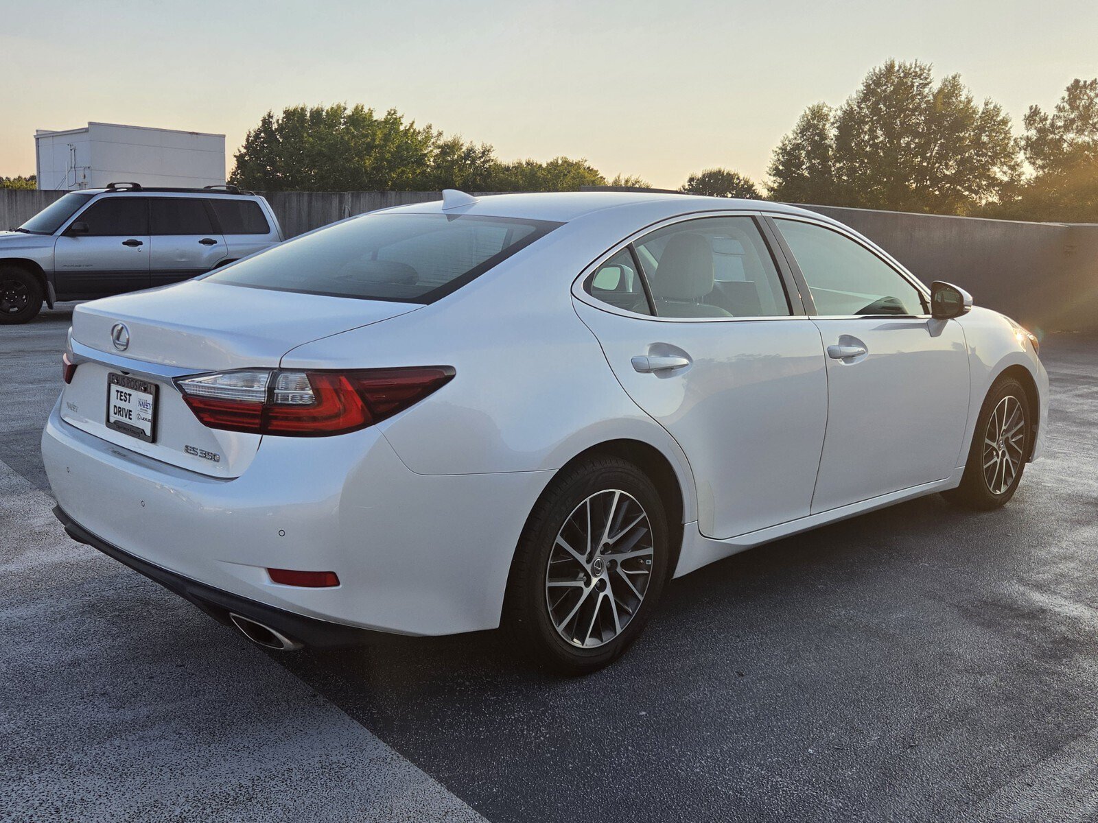 Used 2016 Lexus ES 350 w/ Luxury Package w/Wood Trim FWD image 5