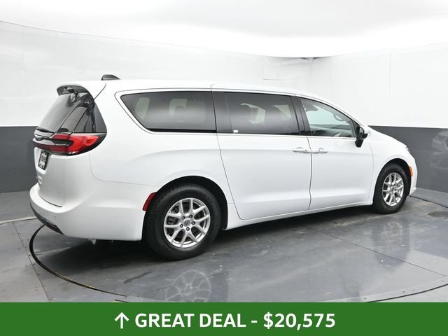 Used 2023 Chrysler Pacifica Touring-L FWD image 2