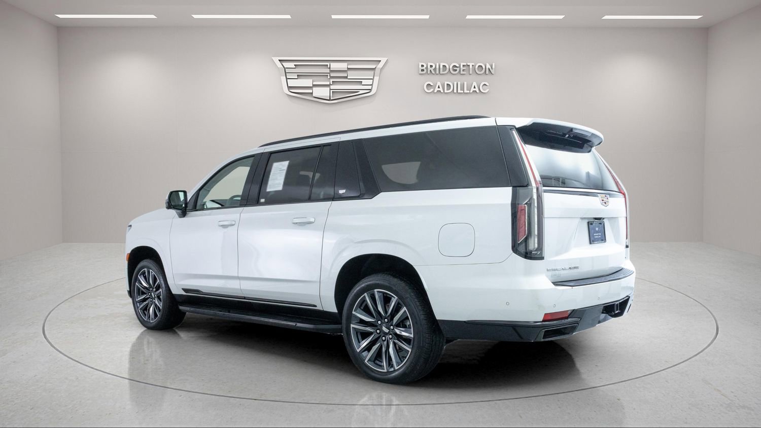 Used 2024 Cadillac Escalade ESV Sport Platinum w/ Heavy-Duty Trailer Package AWD/4WD image 5