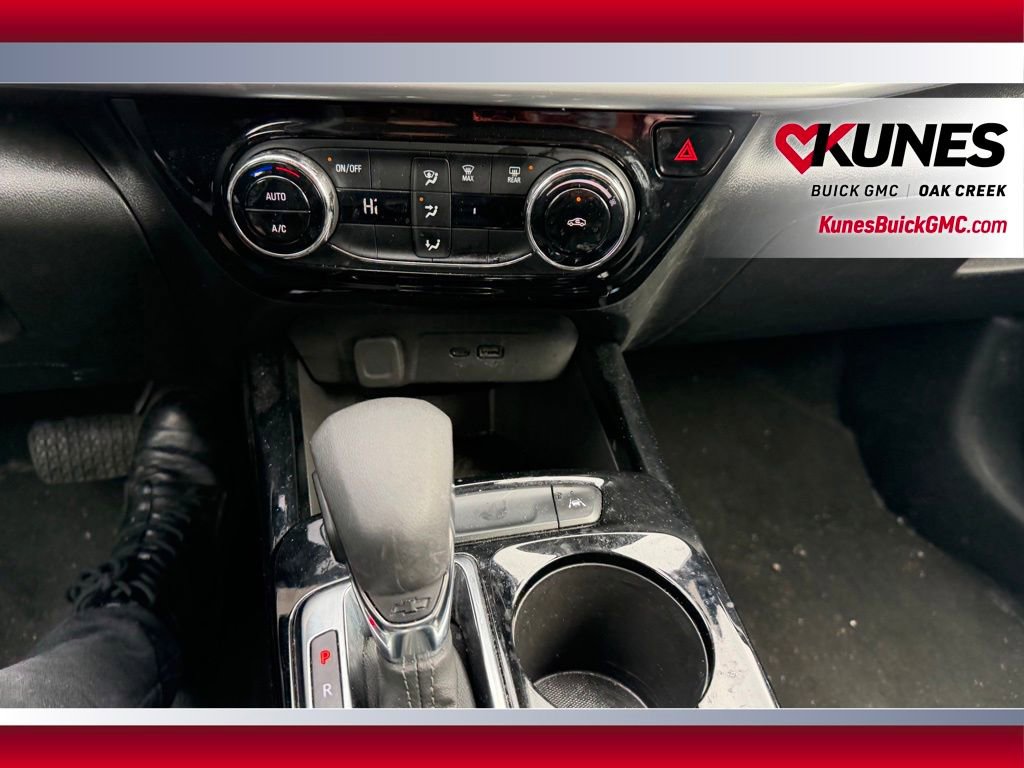 Used 2025 Chevrolet Trax LT FWD image 17