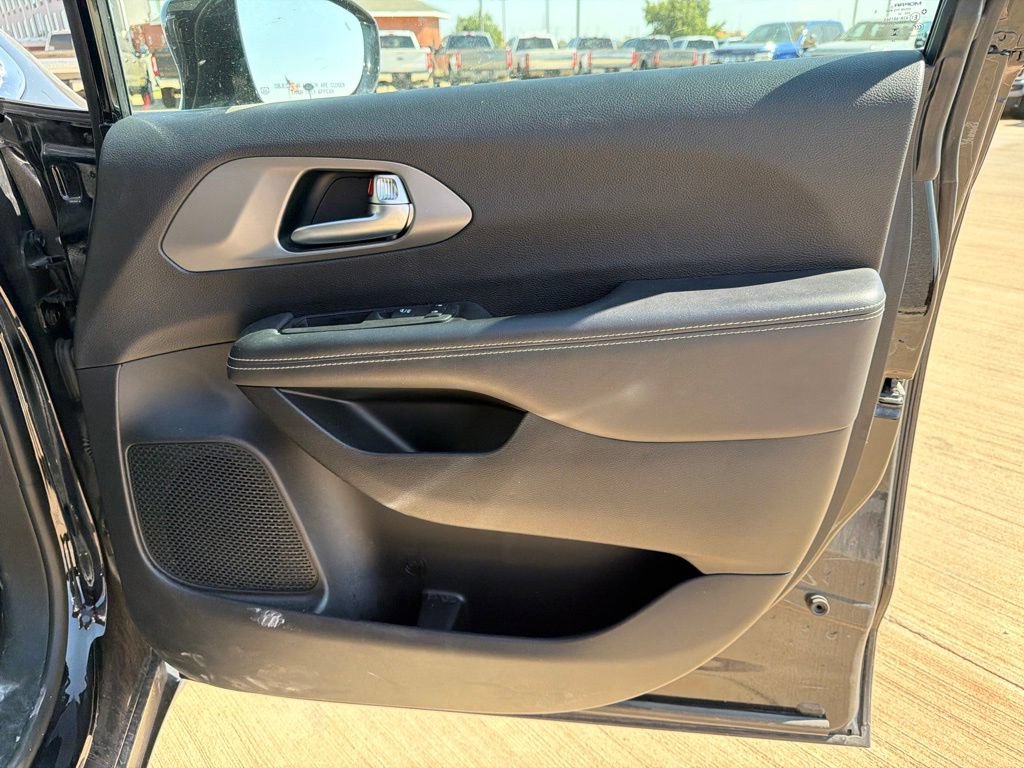 Used 2025 Chrysler Pacifica Select FWD image 12