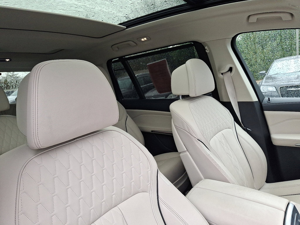 Used 2022 BMW X7 xDrive40i w/ Premium Package image 11