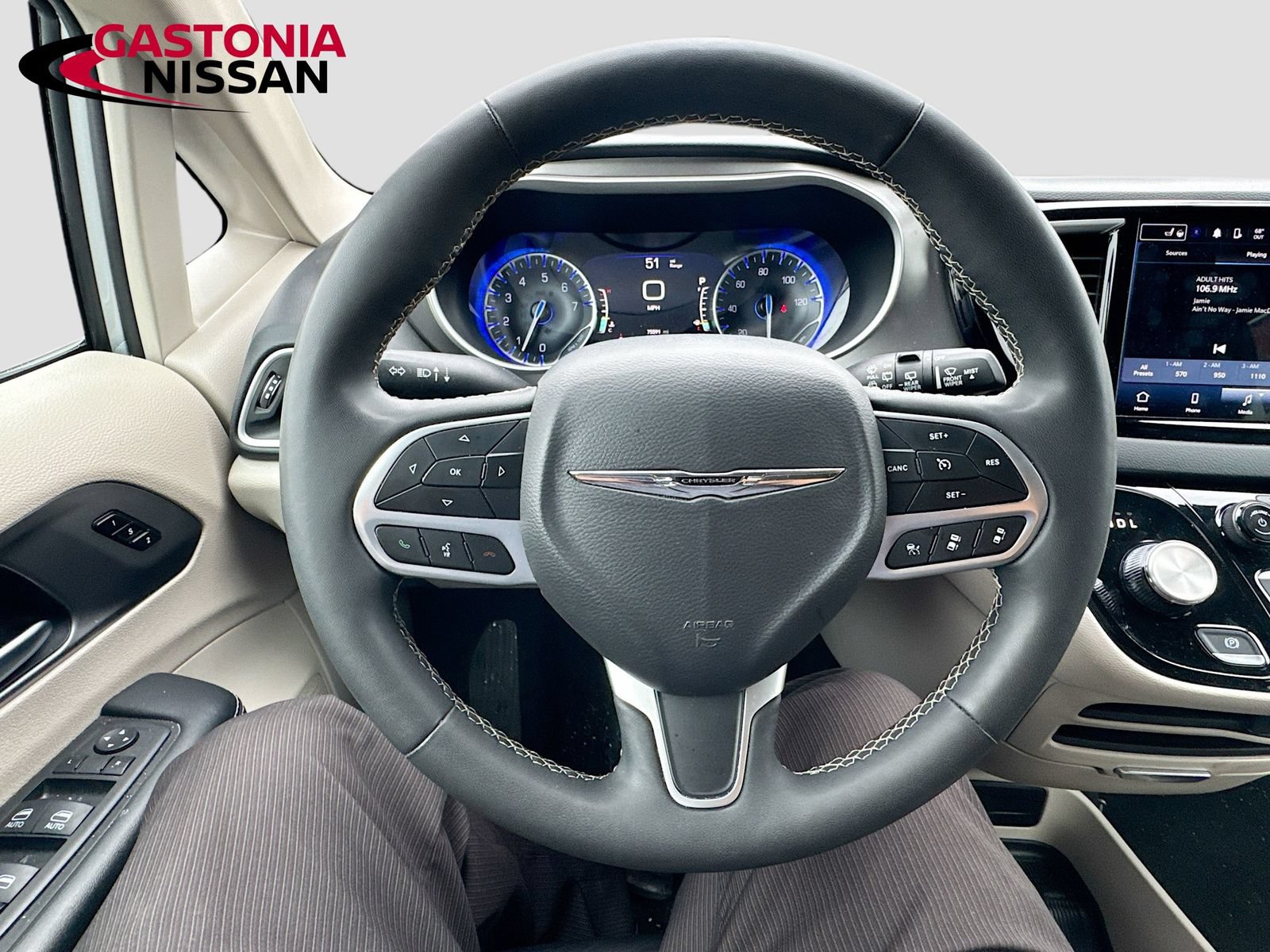 Used 2023 Chrysler Pacifica Touring-L FWD image 14