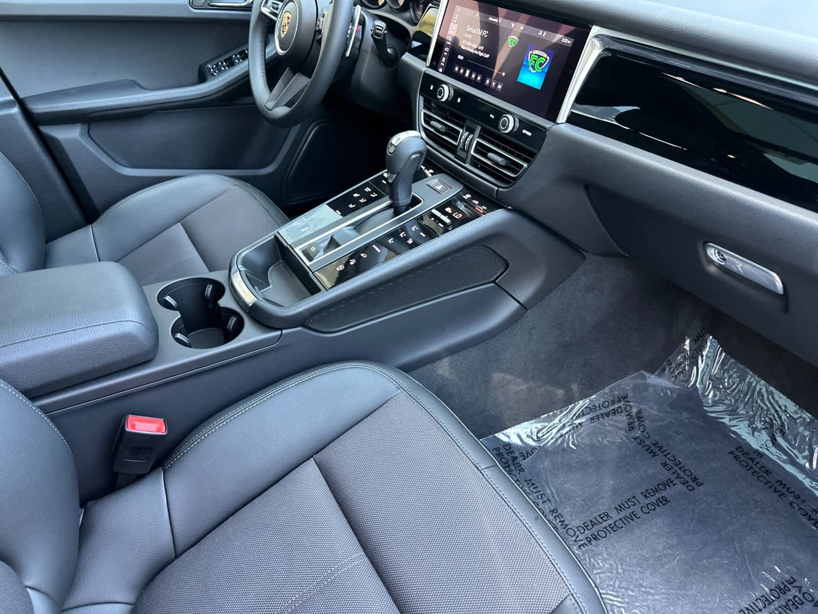 Certified 2025 Porsche Macan AWD/4WD image 17
