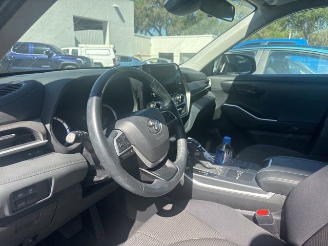 Used 2025 Toyota Highlander LE image 2