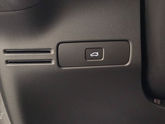 Certified 2026 Volvo XC40 B5 Plus AWD/4WD image 22
