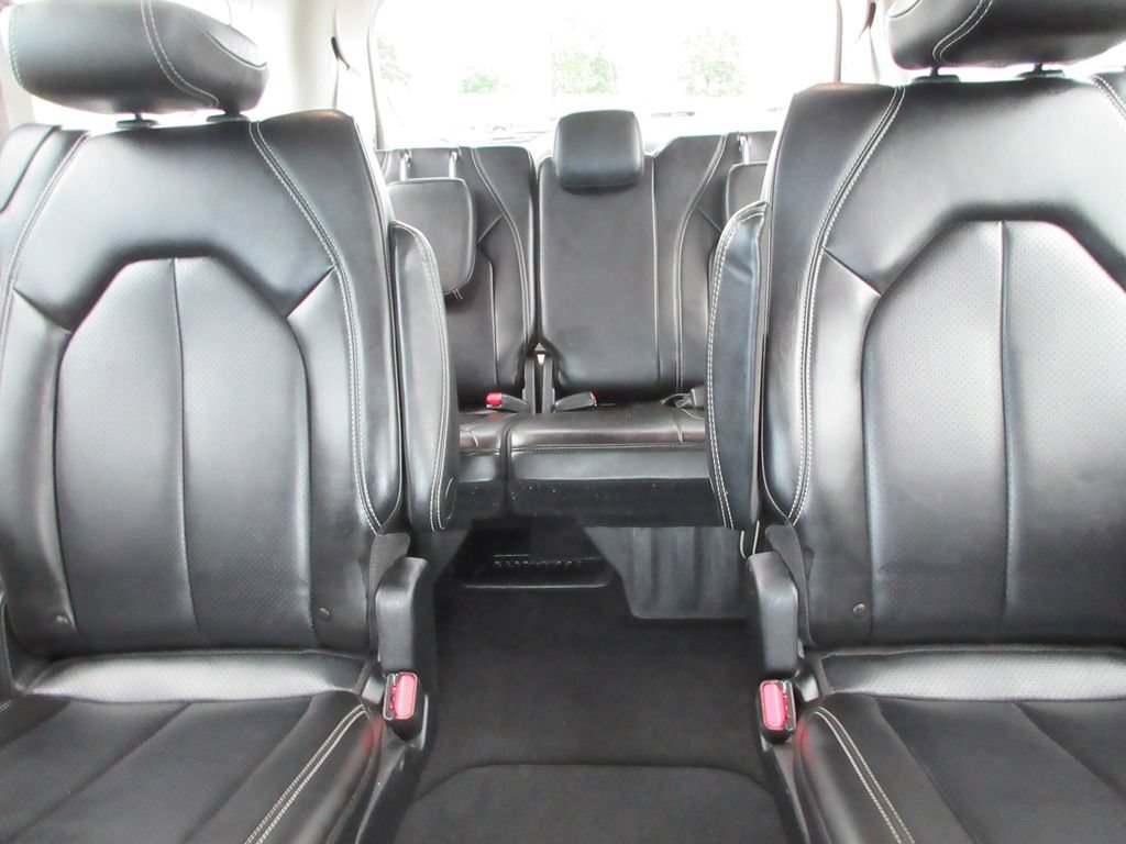 Used 2023 Chrysler Pacifica Touring-L FWD image 19