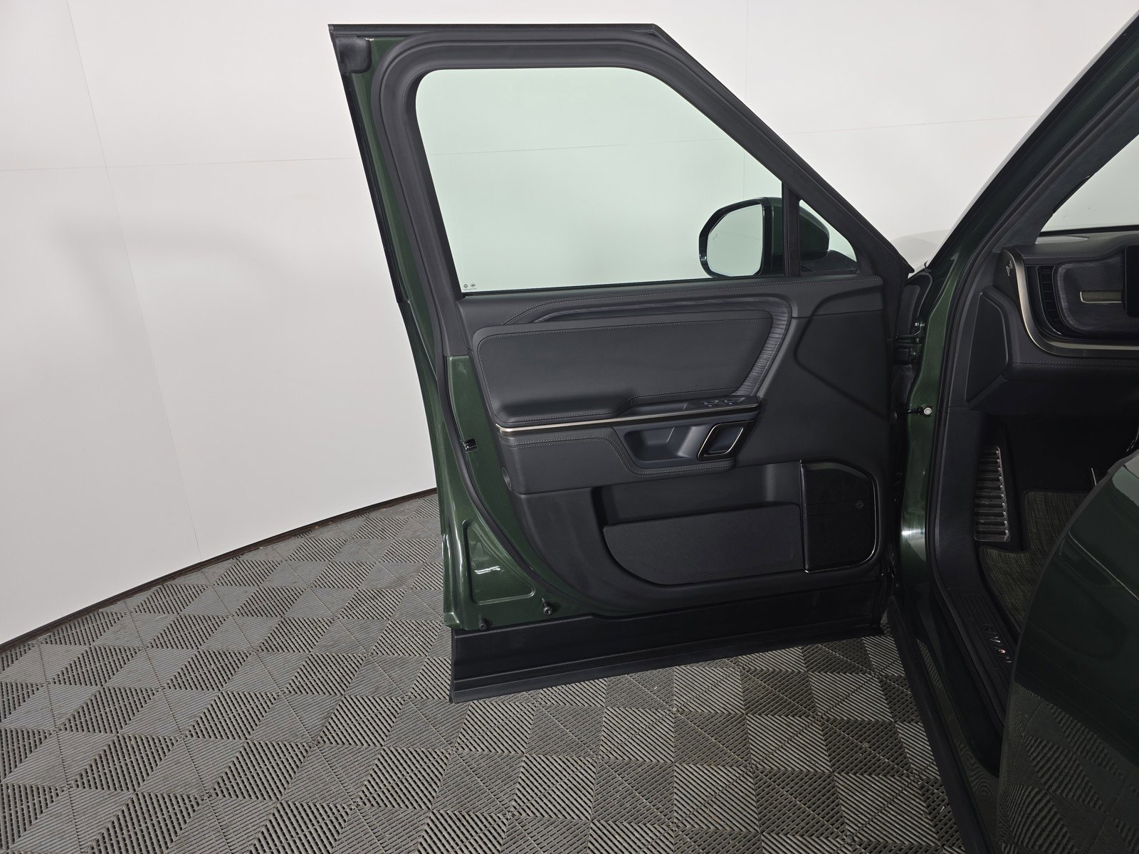 Used 2024 Rivian R1S Adventure AWD/4WD image 16