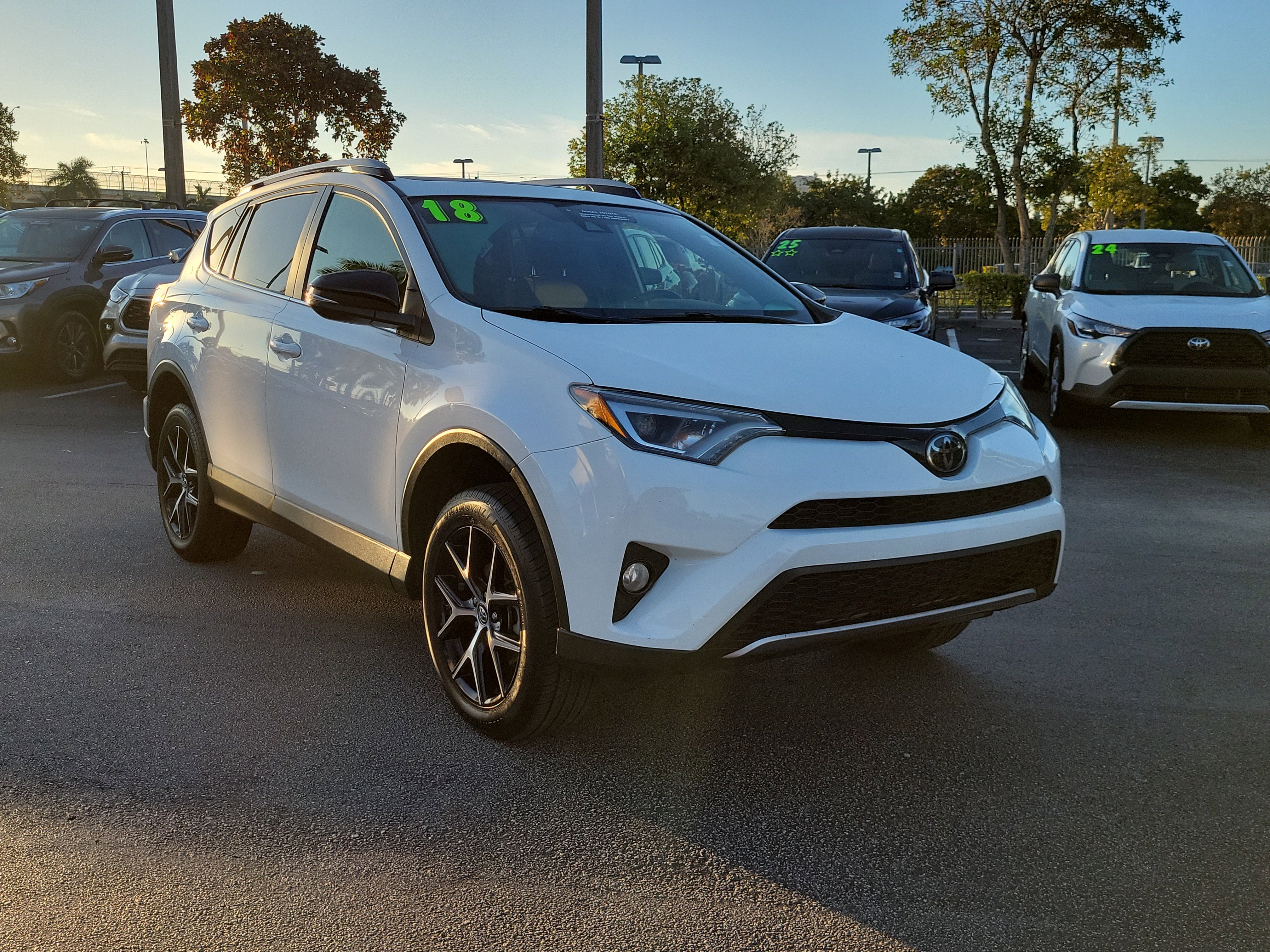 Used 2018 Toyota RAV4 SE image 3