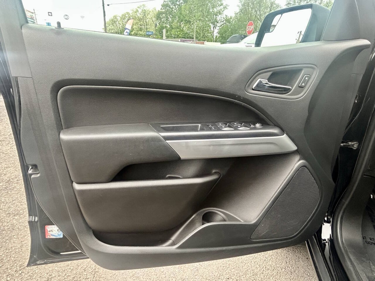 Used 2022 Chevrolet Colorado LT w/ LT Convenience Package AWD/4WD image 11