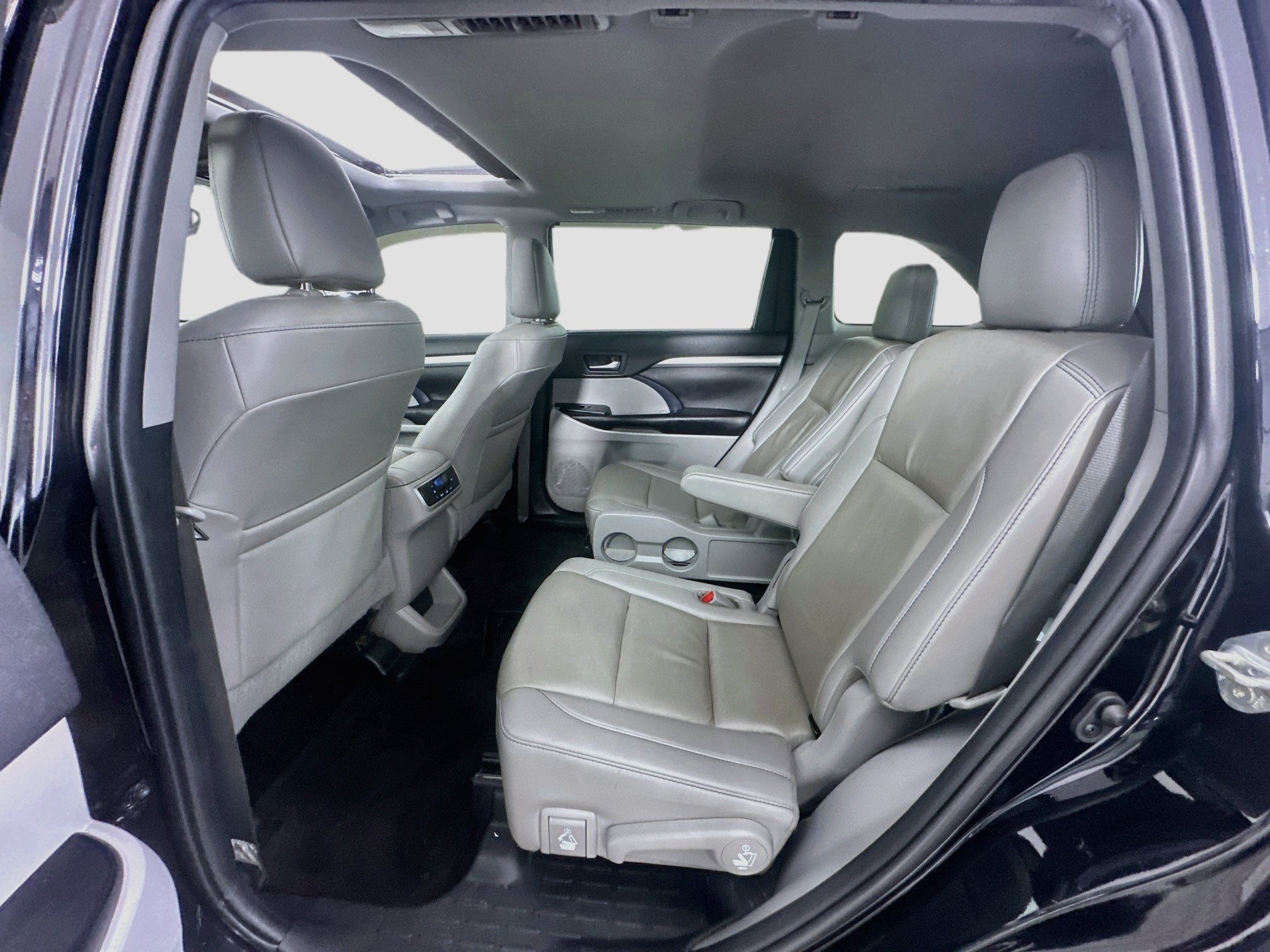 Used 2019 Toyota Highlander XLE FWD image 29