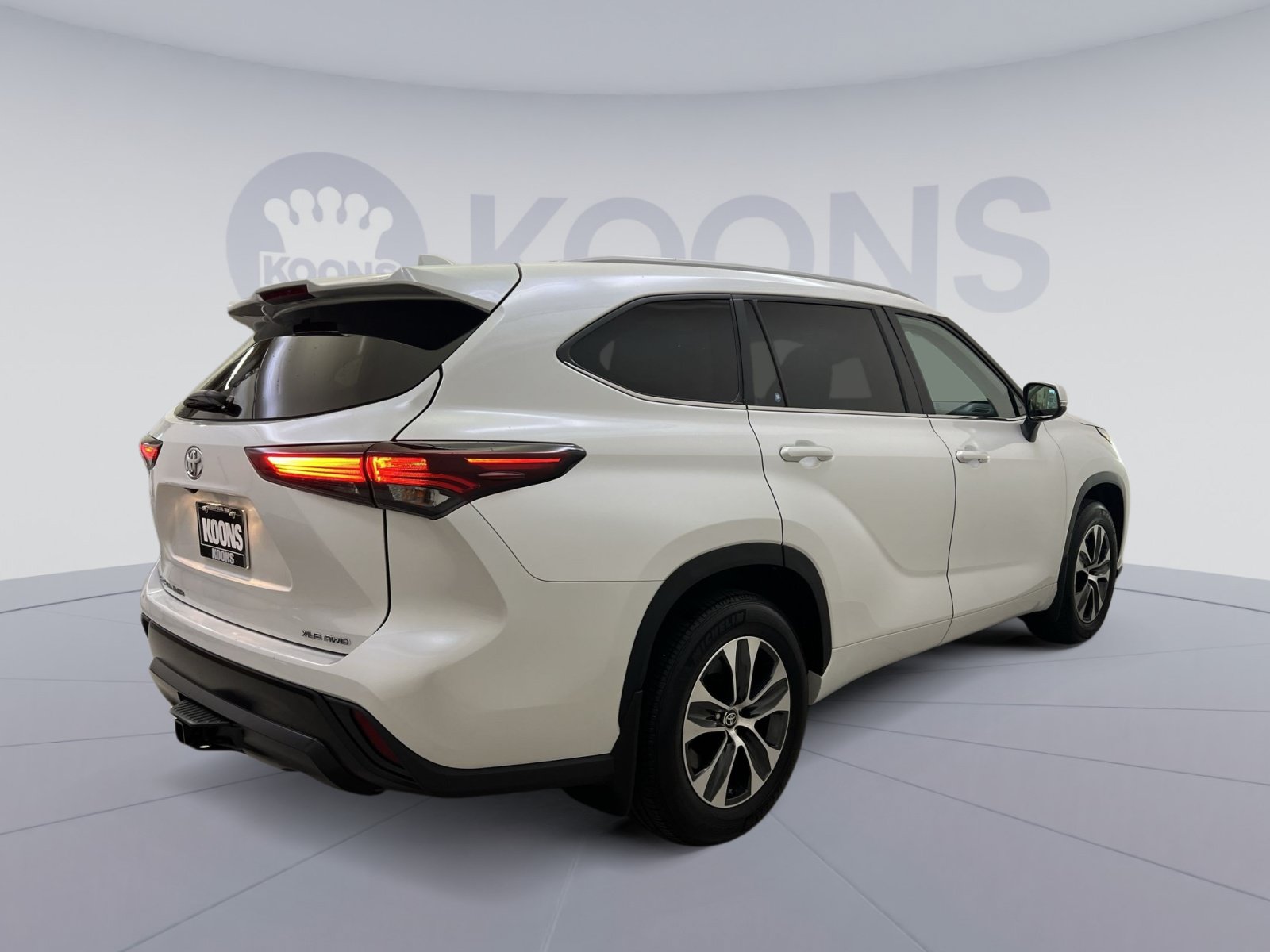 Used 2024 Toyota Highlander XLE AWD/4WD image 8