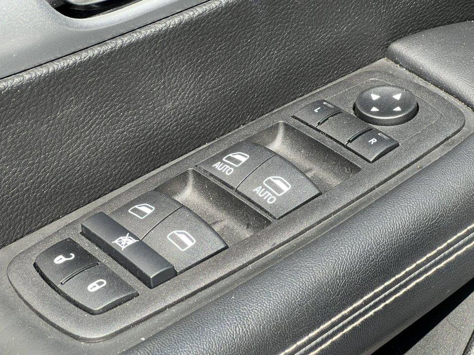 Used 2023 Chrysler Pacifica Touring FWD image 15