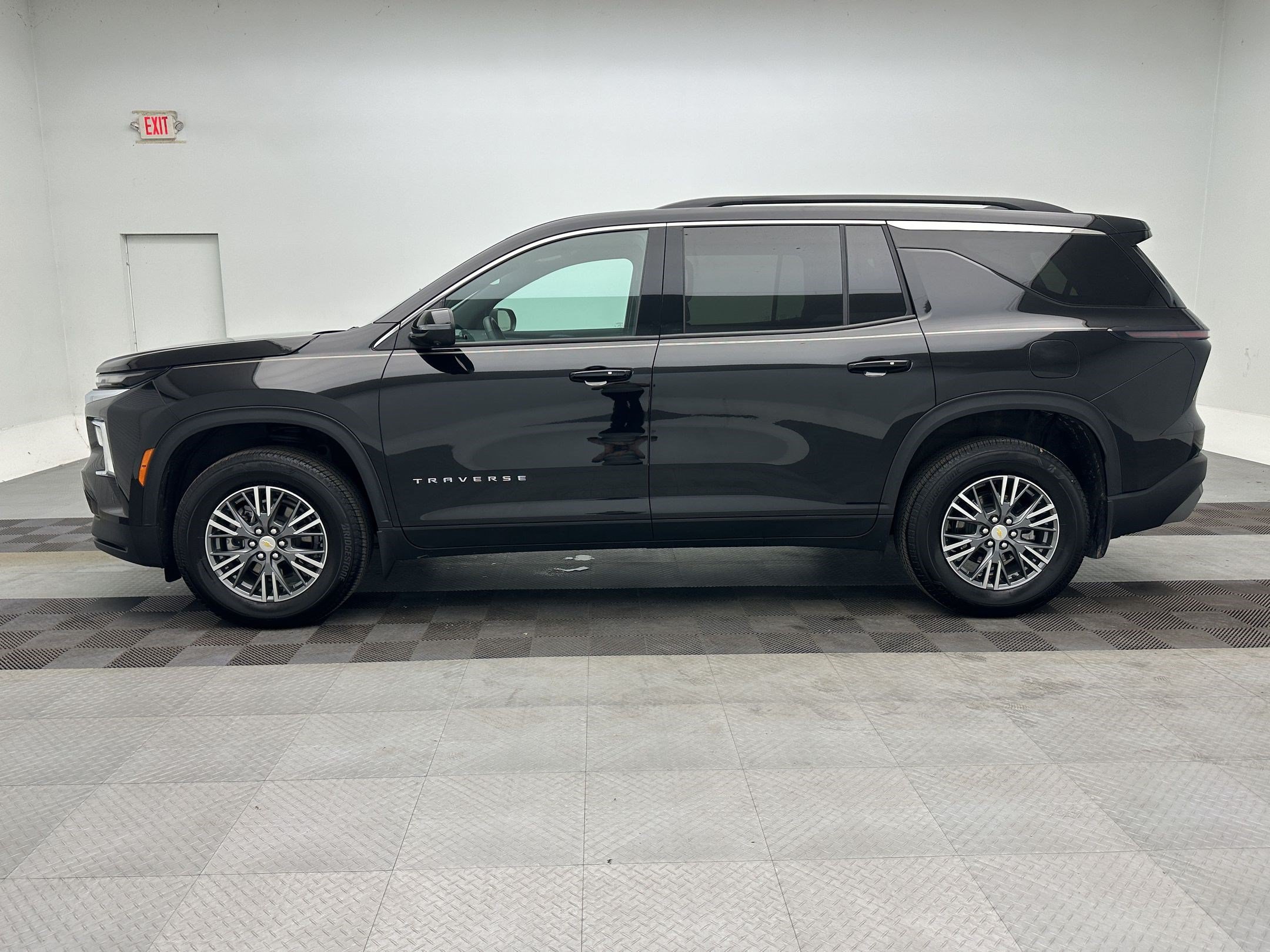 Certified 2025 Chevrolet Traverse LT w/ Driver Confidence Package AWD/4WD image 2