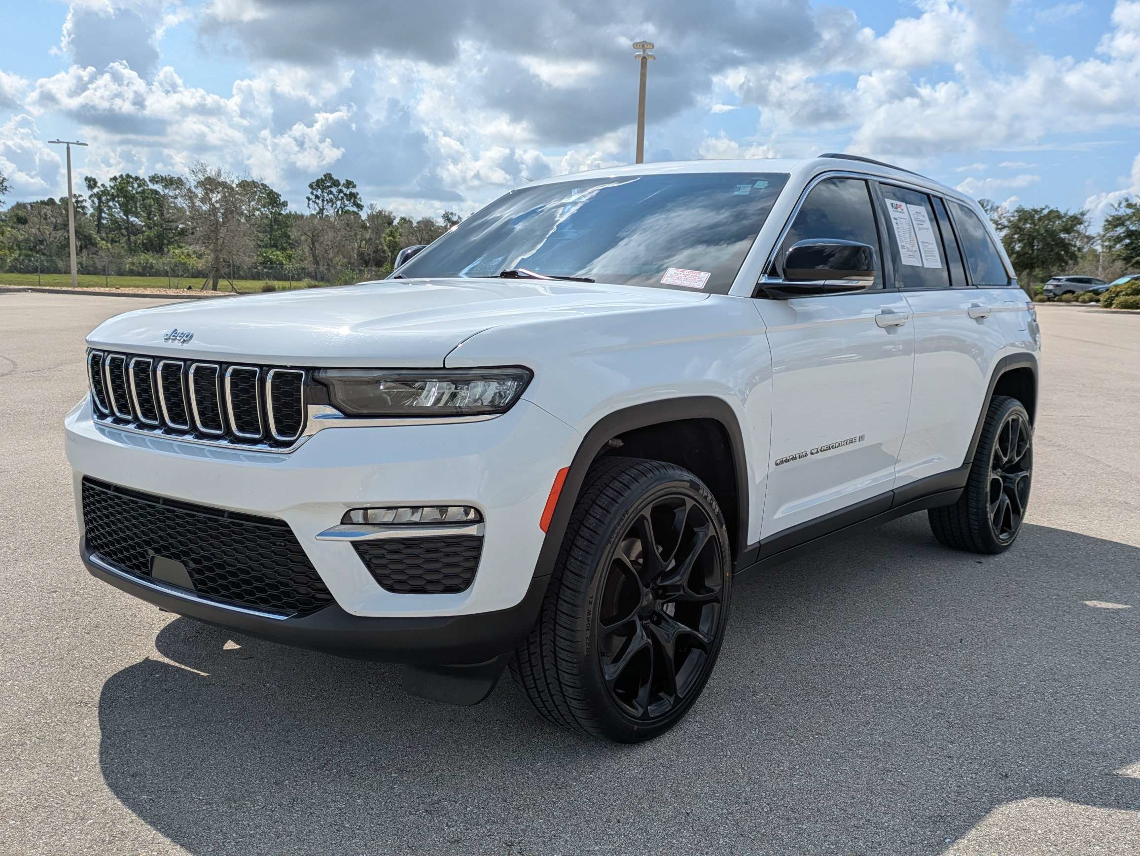 Used 2022 Jeep Grand Cherokee Limited AWD/4WD image 9