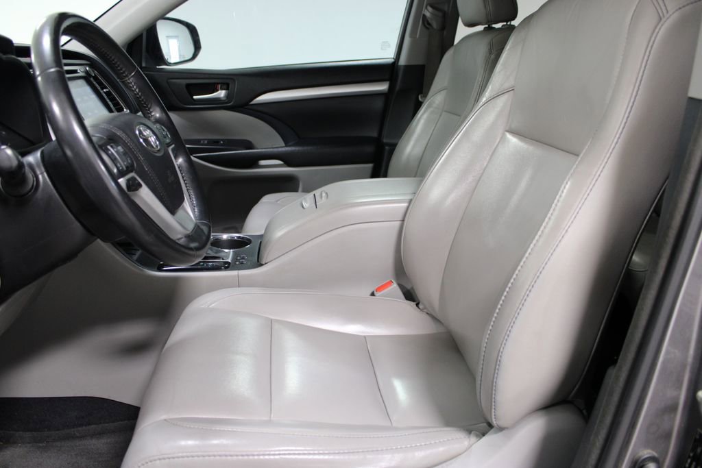 Used 2018 Toyota Highlander XLE FWD image 16