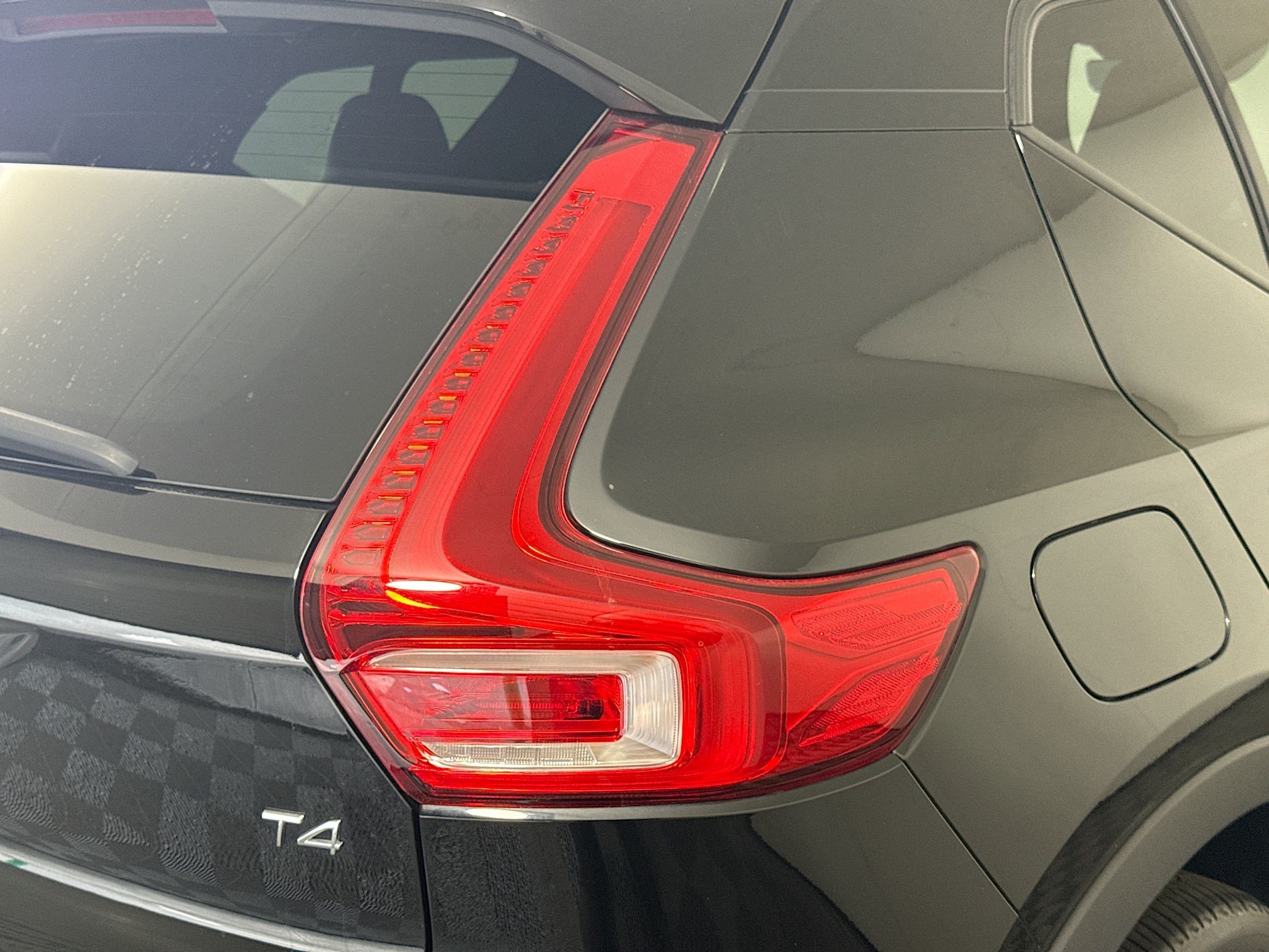 Used 2022 Volvo XC40 T4 Momentum FWD image 34