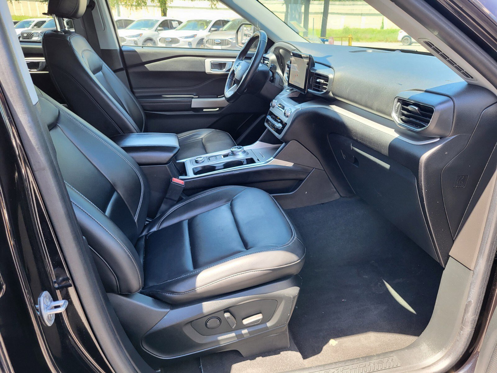 Used 2022 Ford Explorer XLT w/ Equipment Group 202A AWD/4WD image 12