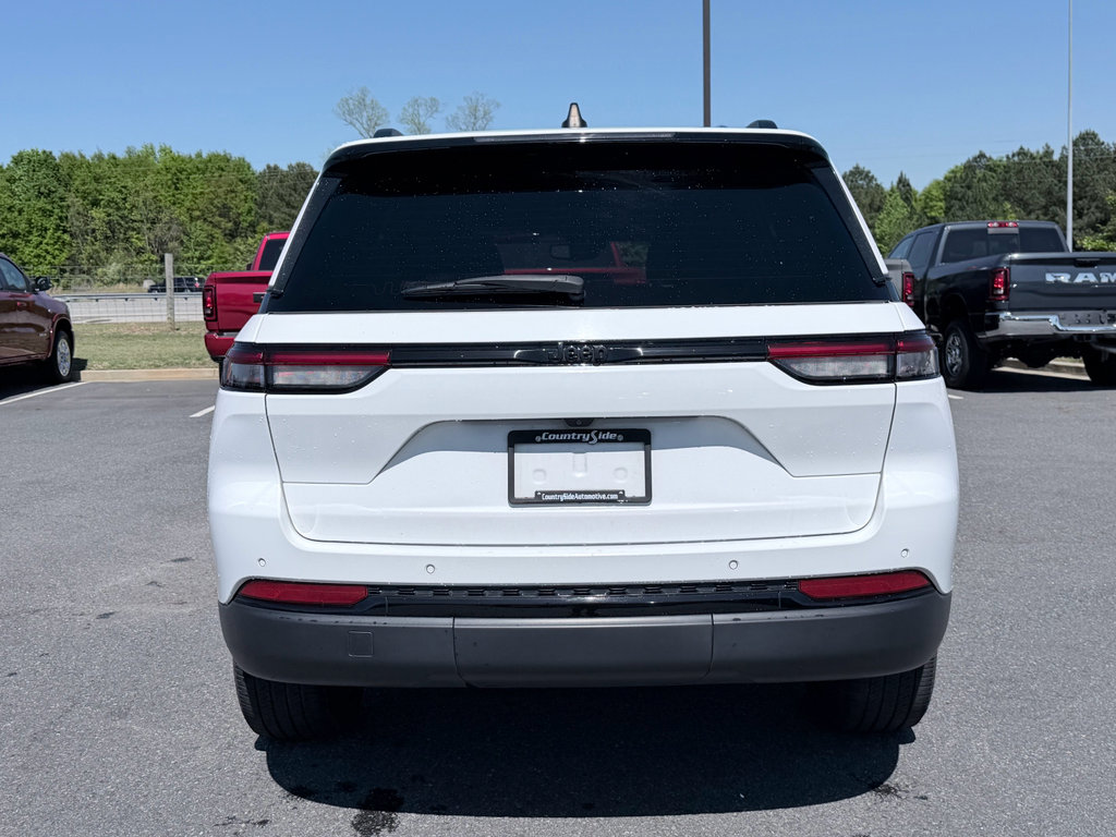 Used 2023 Jeep Grand Cherokee Altitude RWD image 8