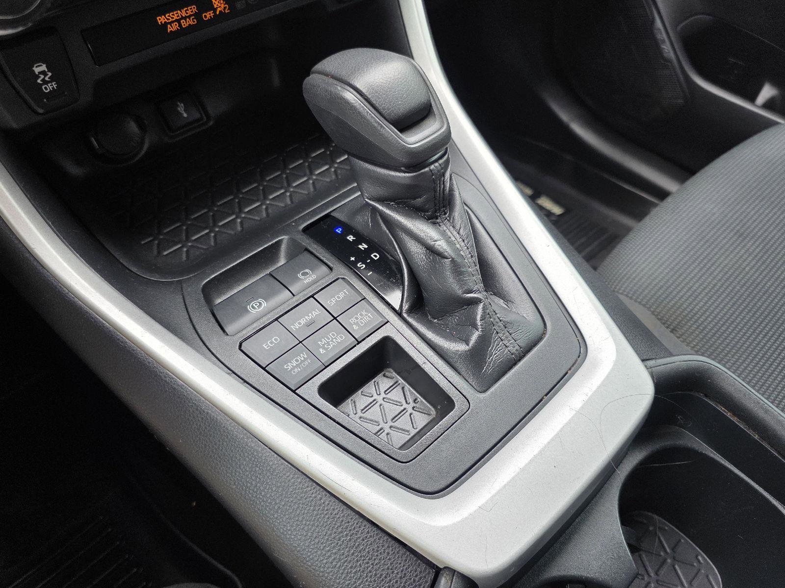 Used 2020 Toyota RAV4 LE AWD/4WD image 14