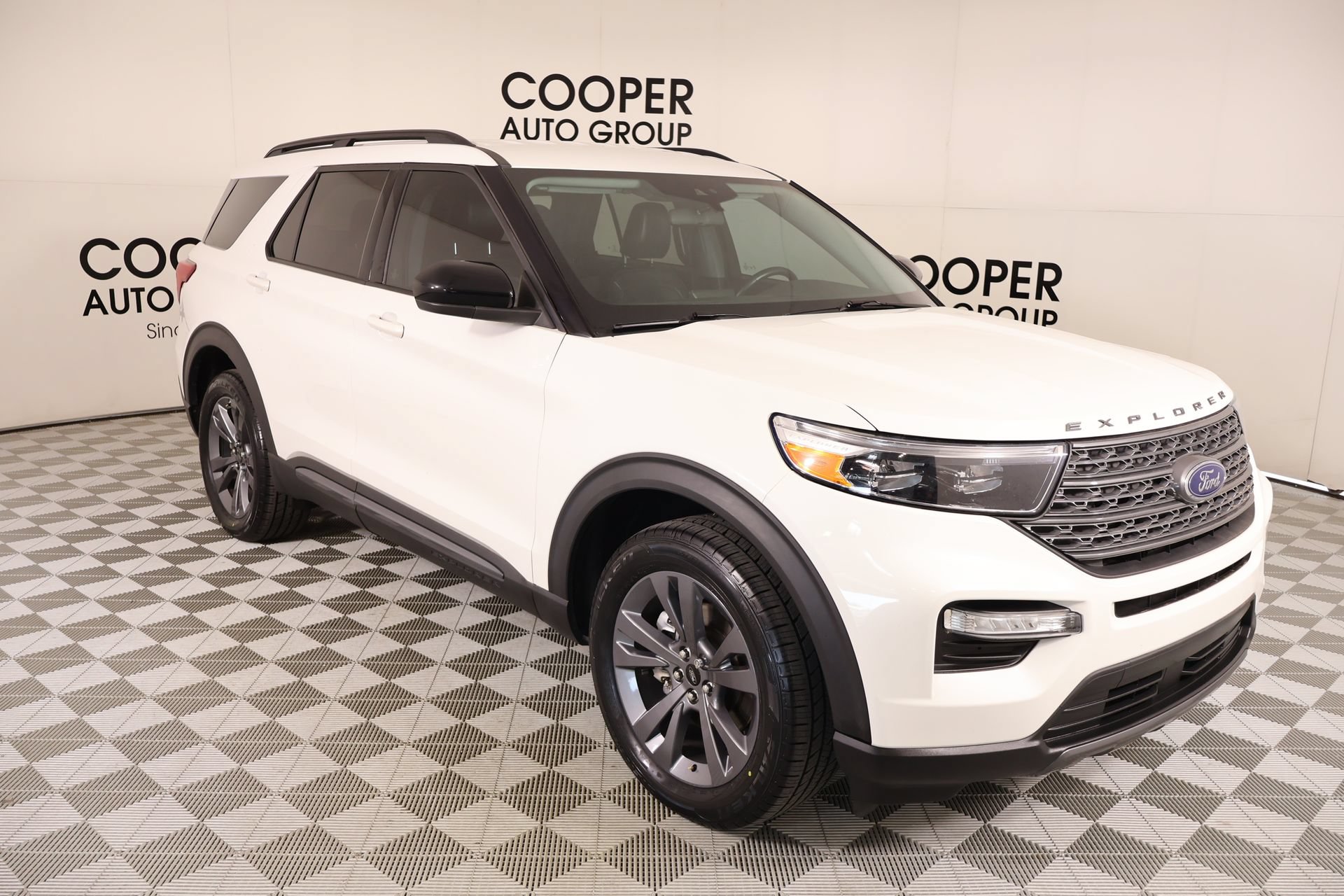 Used 2023 Ford Explorer XLT w/ Equipment Group 202A AWD/4WD image 1