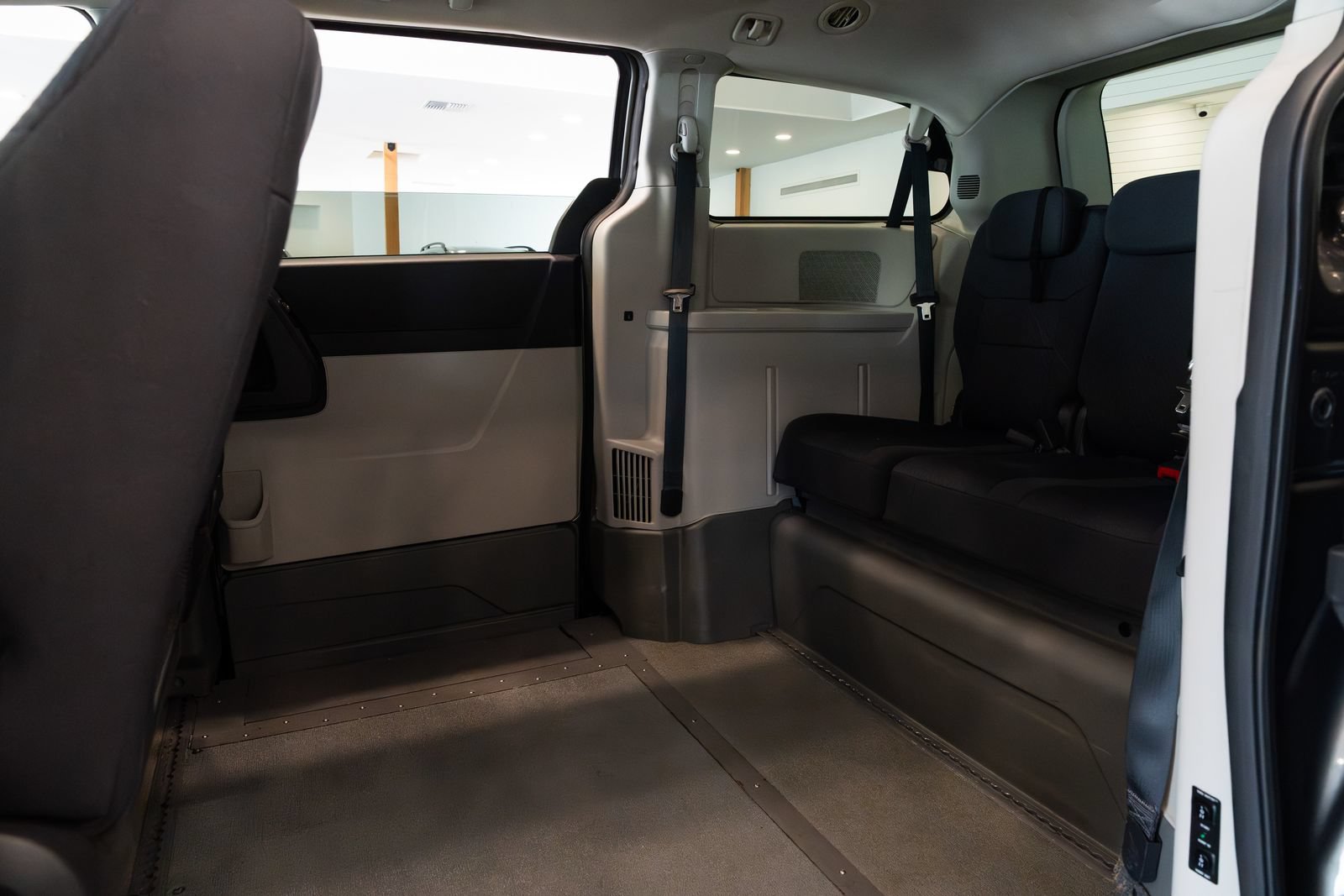 Used 2010 Dodge Grand Caravan SXT FWD image 19