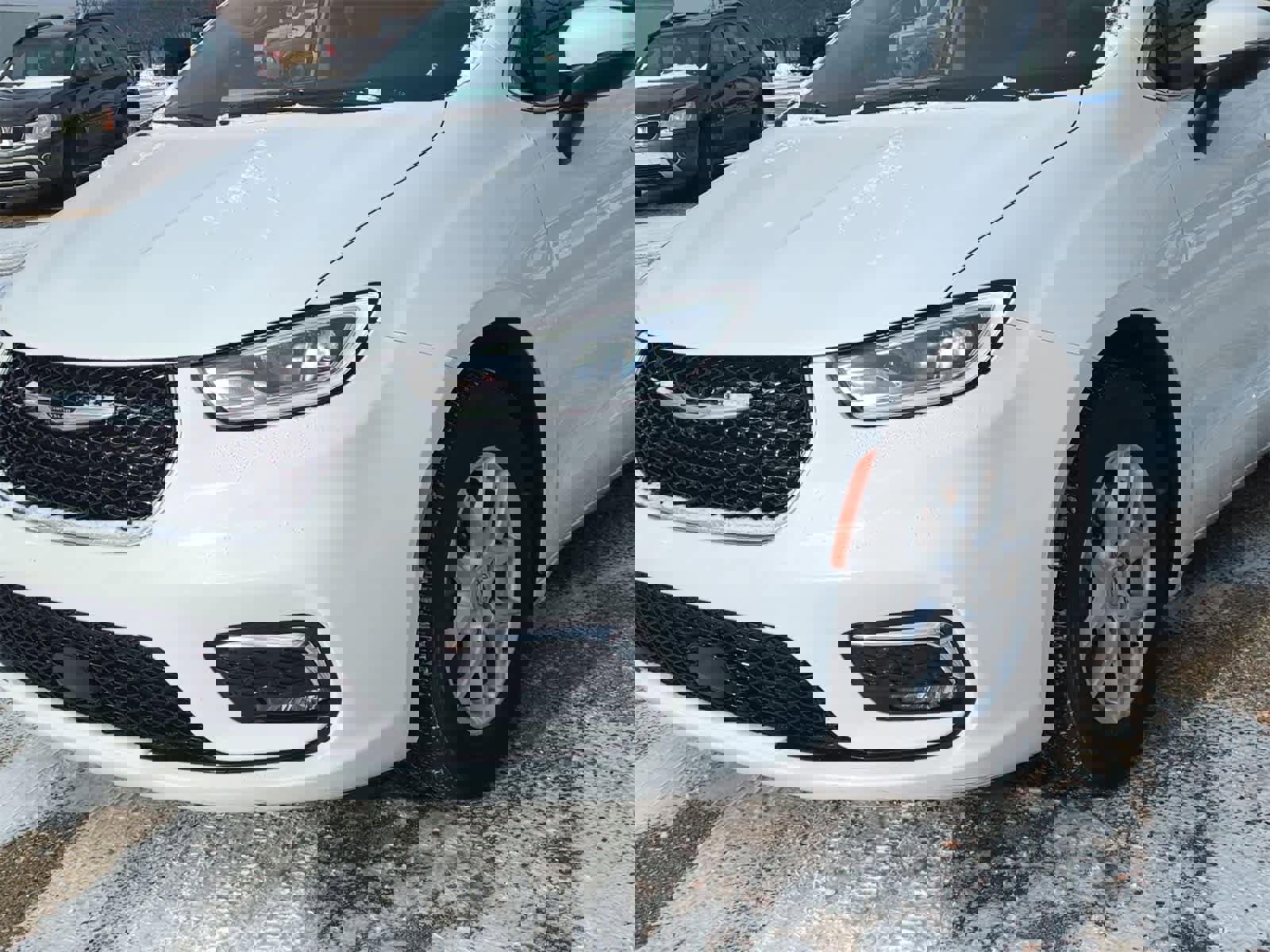 Used 2023 Chrysler Pacifica Touring-L image 11