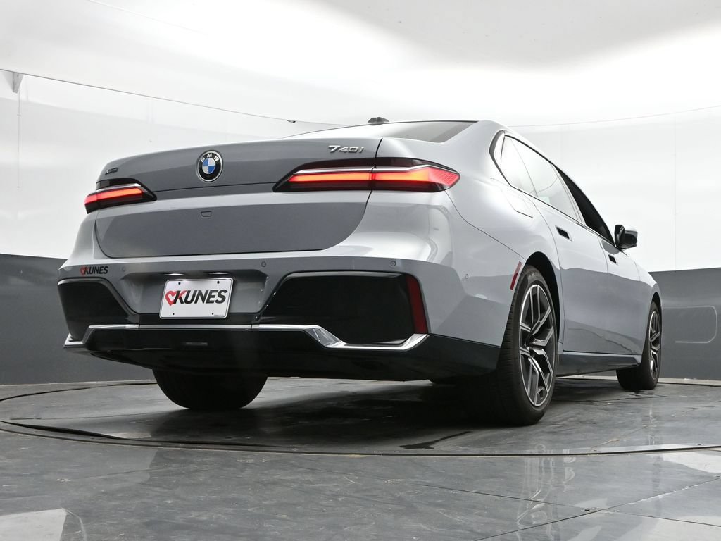 Used 2026 BMW 740i xDrive AWD/4WD image 37