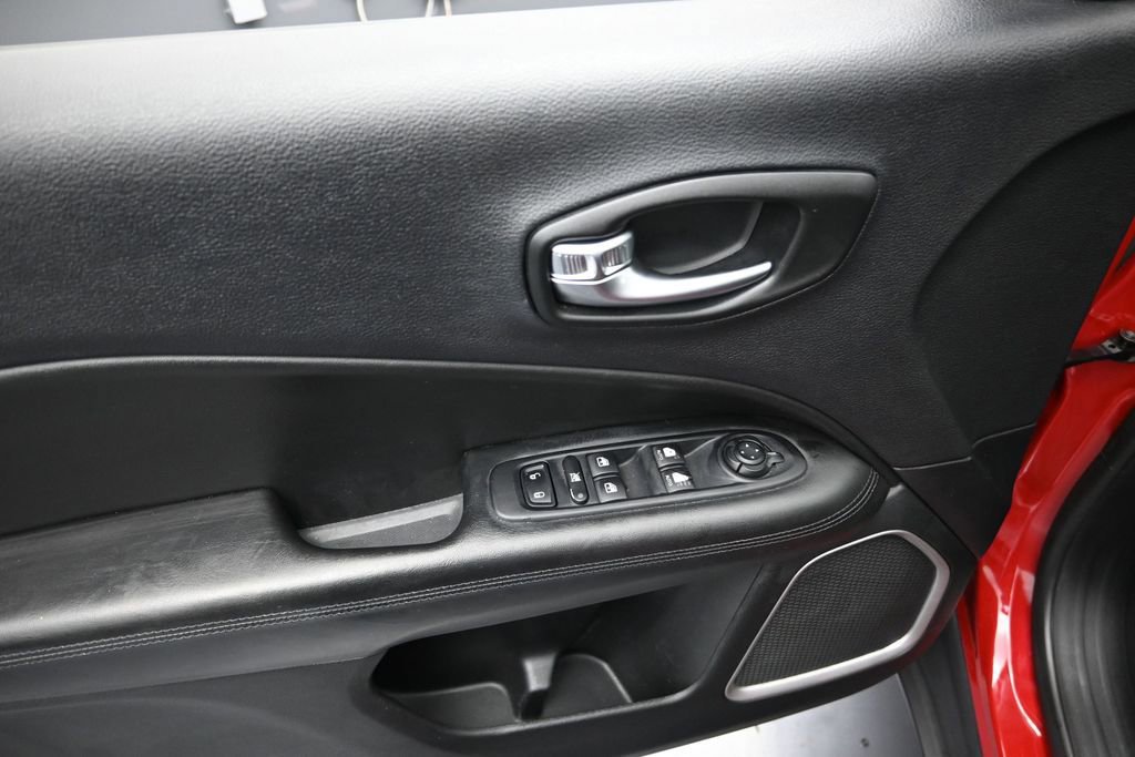 Used 2019 Jeep Compass Latitude FWD image 10