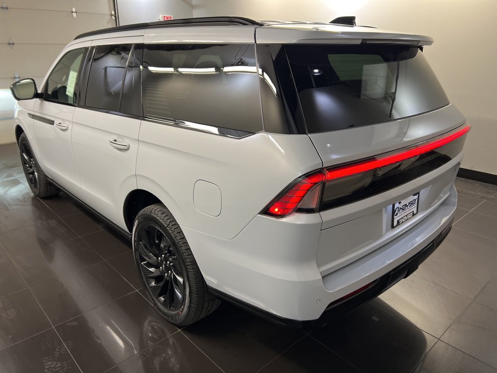 New 2026 Lincoln Navigator Reserve w/ Jet Appearance Package AWD/4WD image 4