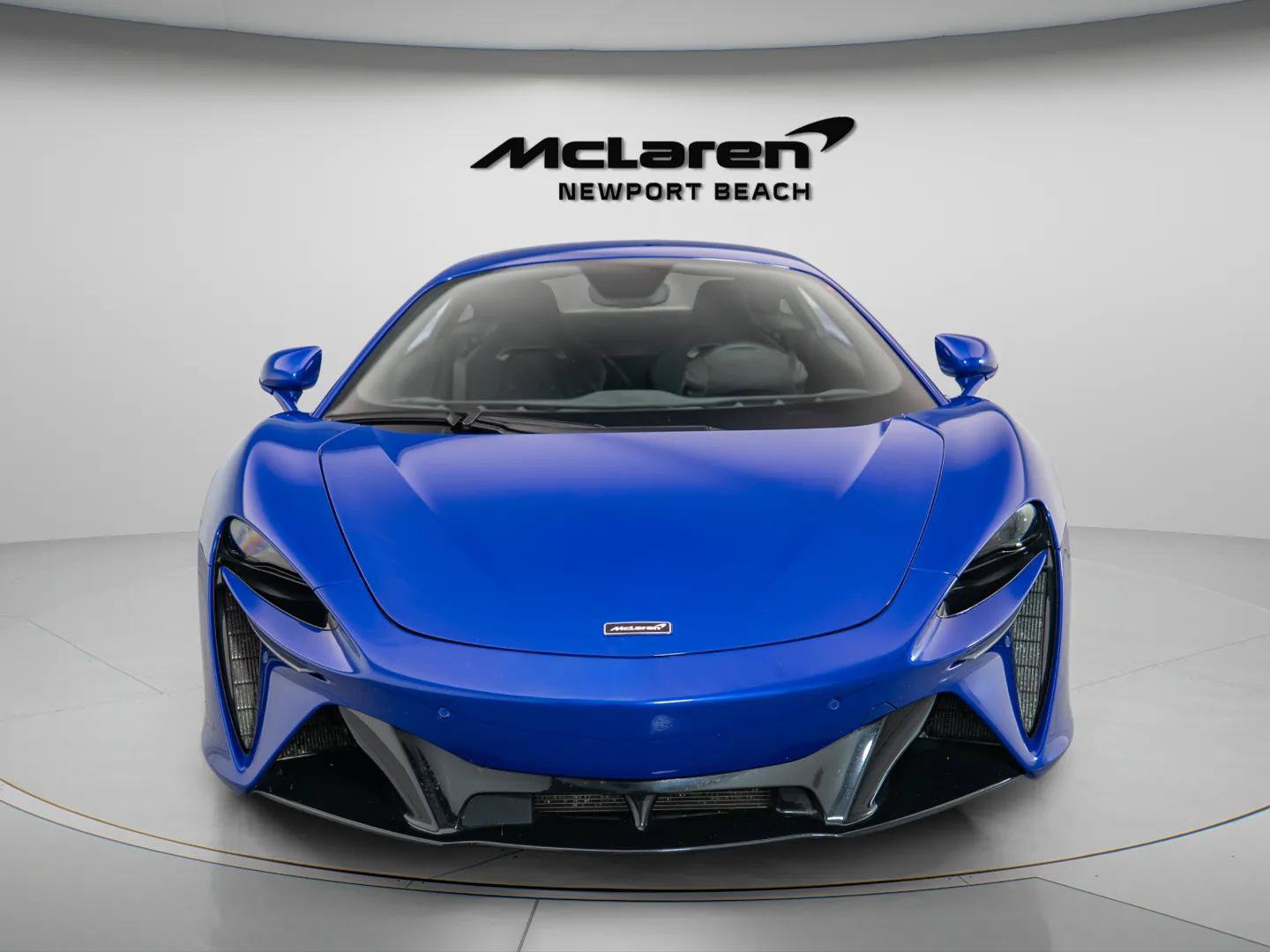 Used 2024 McLaren Artura RWD image 18